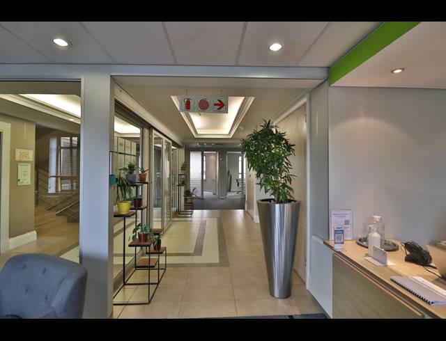32M² SERVICED OFFICE TO LET IN FOURWAYS
